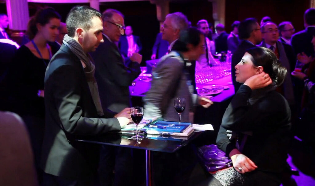 Pegasystems - EE:1 対 1 のカスタマー エンゲージメントによるカスタマー ジャーニーの変革 (スザンヌ・ウーリー)